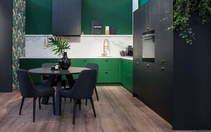 exemple de cuisine noir et bois décorée avec accents en vert, comment aménager une petite cuisine en l de style moderne