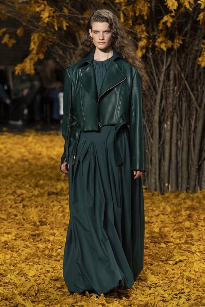 Longue robe verte foncé, tendance hiver 2019 2020, comment être bien habillée automne 2019, veste cuir courte 