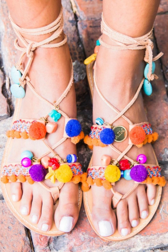 sandale femme plate, idée comment décorer ses sandales à lacets de style bohème avec pompons multicolore