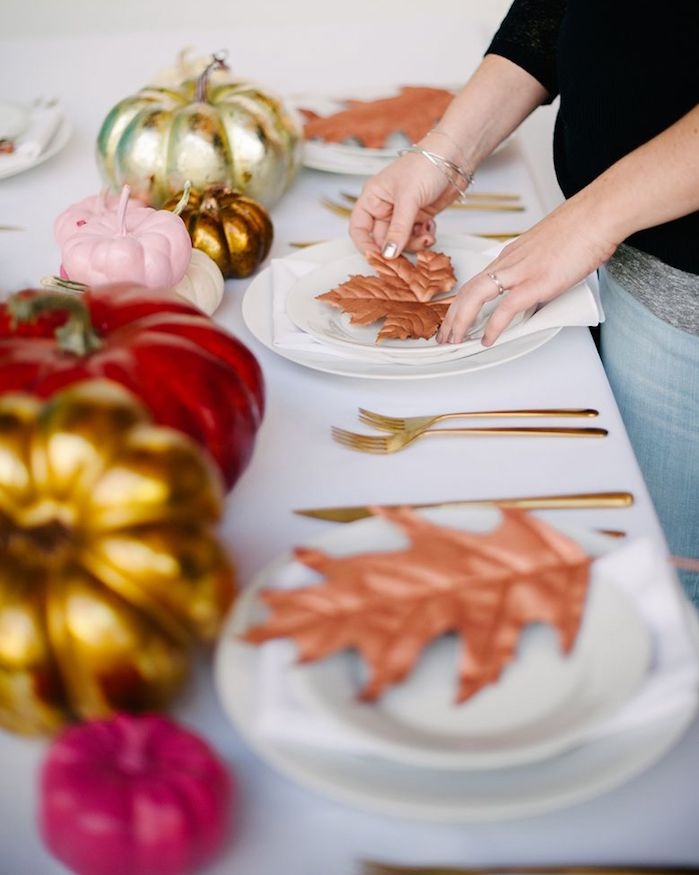 exemple deco table automne marque place en feuille d automne customisée de peinture cuivre dans assiettes blanches, centre de table de citrouilles, potirons colorées