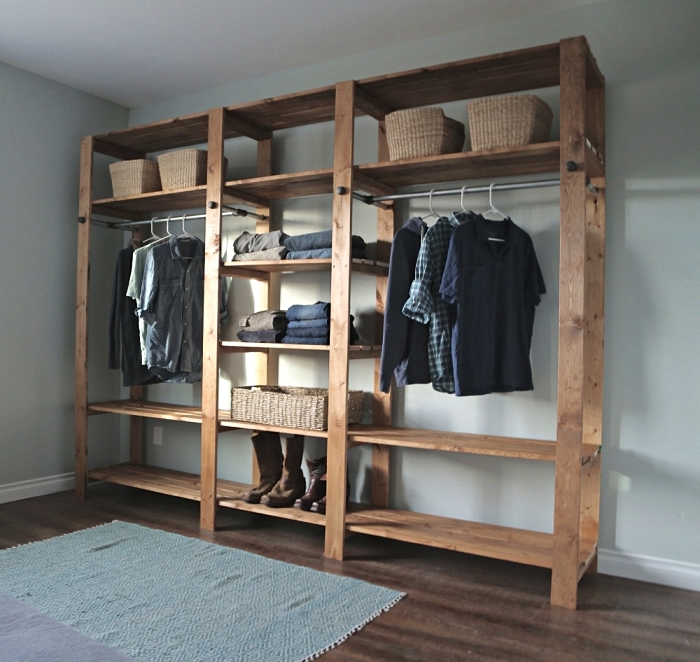 amenagement placard chambre façon dressing ouvert en bois, meuble de rangement pour vêtements en bois avec étagères et tringles