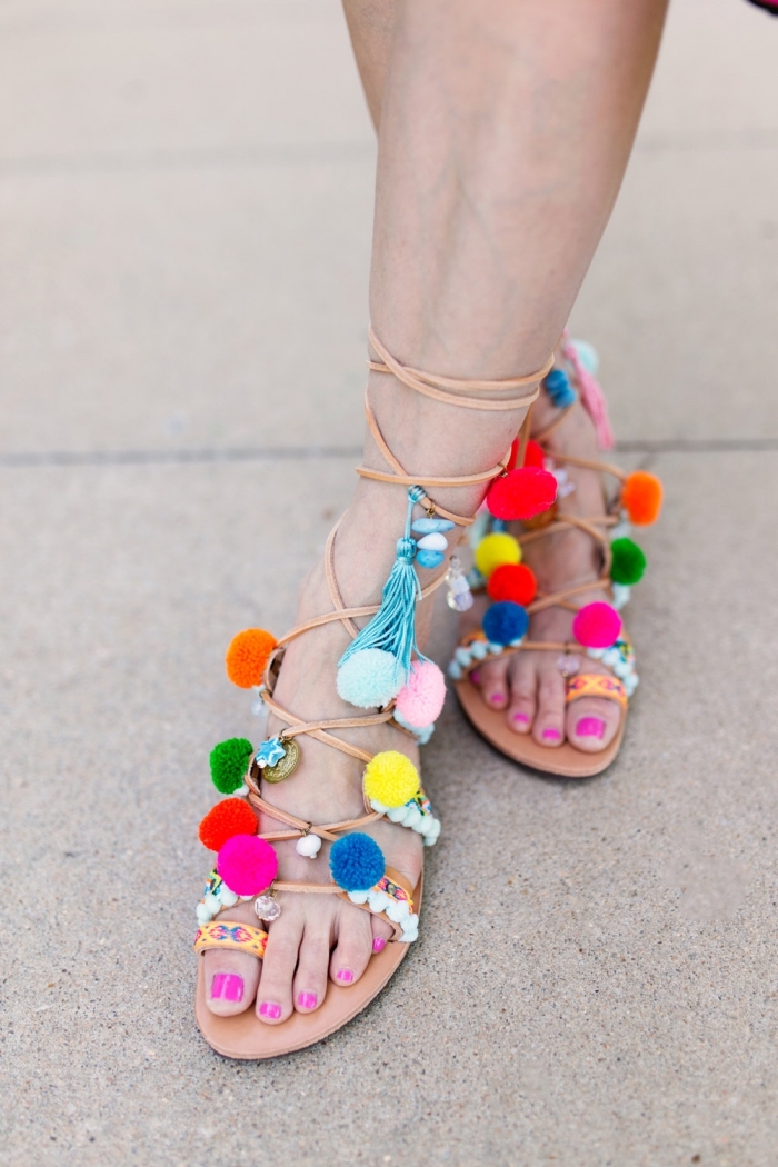 idée créative, paire sandales plates décorées avec pompons, modèle chaussures d'été personnalisées avec glands