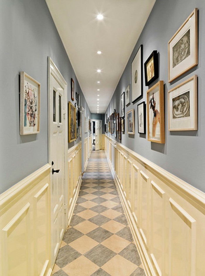 Comment décorer un couloir étroit, photos sur les murs, cadre peinture sur mur gris, cool idée design simple 