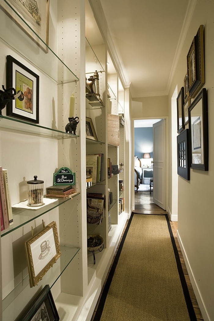 Blanc mur, meuble étroit couloir, décoration simple et efficace 