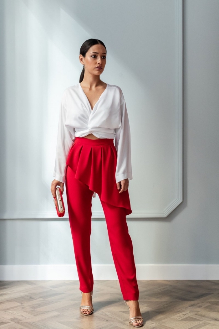 comment porter un pantalon à cérémonie mariage, tenue femme invitée en pantalon rouge design jupe avec blouse blanche