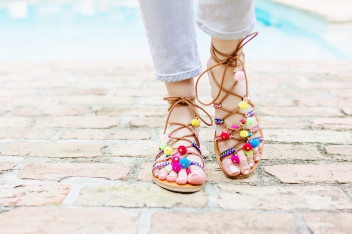 idée chaussures d'été boho chic personnalisées, paire de sandale ete décorées avec mini pompons colorés