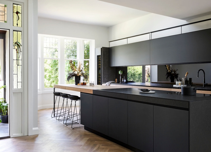 design intérieur cuisine moderne avec îlot, agencement cuisine en longueur avec meubles haut et plan de travail noir