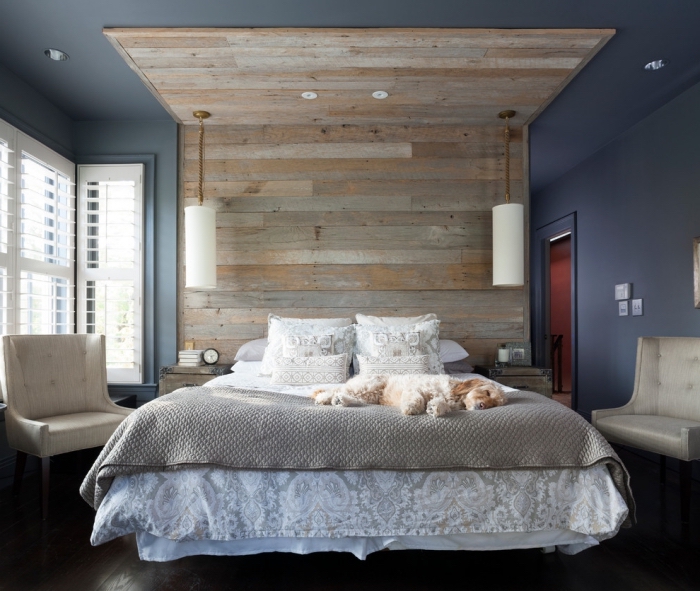 comment décorer une pièce adulte cozy aux murs foncés, idée tête de lit originale en revetement mural bois clair