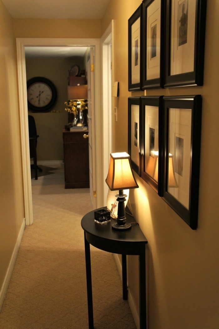 Table semi cercle noir, lampe de nuit, six photos sur le mur, de quelle couleur repeindre un couloir étroit et court