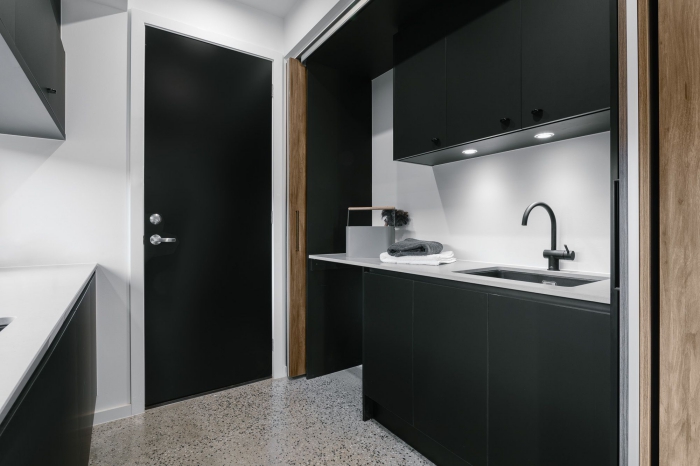 décoration petite cuisine en parallèle, modèle de cuisine noir et blanc mat, idée meuble haut cuisine avec éclairage led intégré