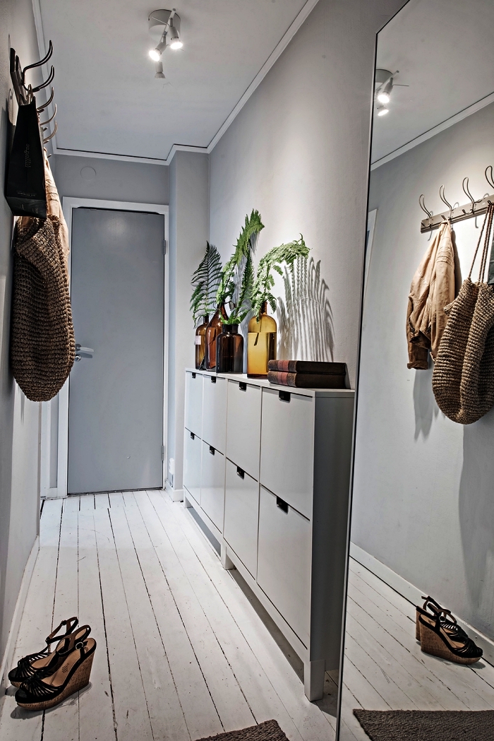 aménagement entrée étroite en gris et blanc avec meuble à chaussures ikea et un grand miroir posé contre le mur