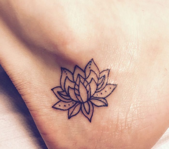 Tatouage cheville miniature fleur, tatouage cheville femme, fleur de lotus tatouage beau 