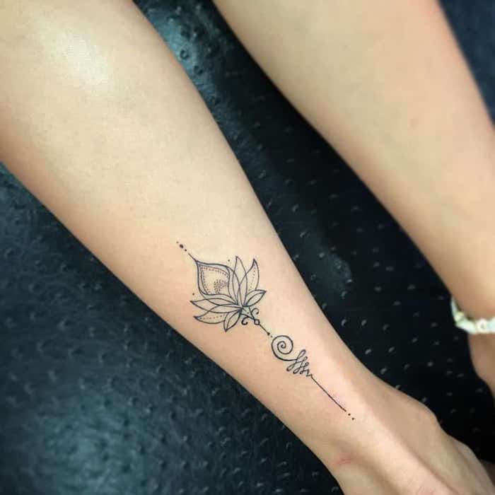 Modèle originale de tatouage lotus géométrique, signification fleur de lotus, symbole tatouage fleur de lotus
