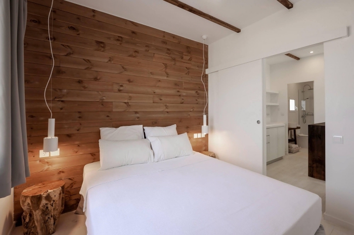 comment décorer une petite chambre minimaliste en blanc et bois, design intérieur style scandinave, idée revetement mural bois