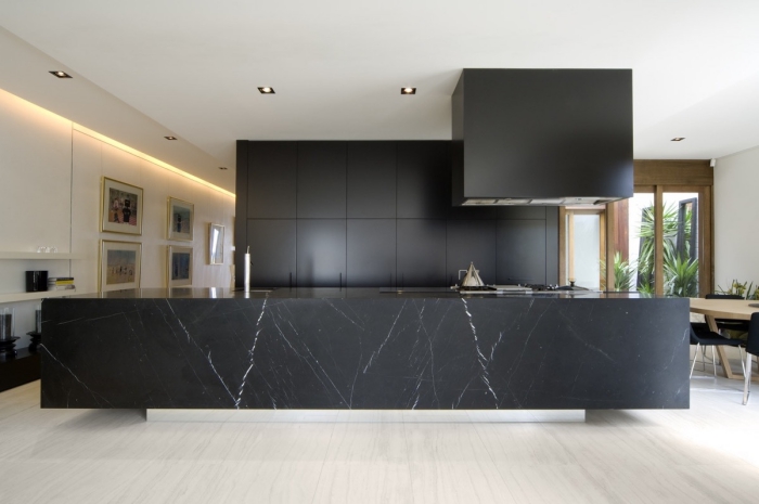 décoration cuisine noir et blanc à design ouvert, aménagement cuisine linéaire avec îlot central à effet marbre