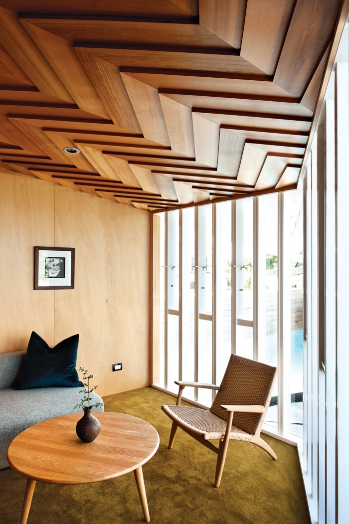 déco salon moderne avec meubles design bois, idée lambris bois large pour habiller les murs dans un salon moderne