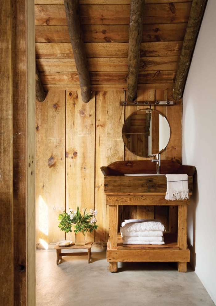 décoration salle de bain rustique, idée revêtement mural en planches de bois larges, plafond avec poutres apparentes
