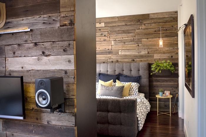 décoration chambre de style rustique avec murs en planche de bois brut, modèle tête de lit boutonnée en gris