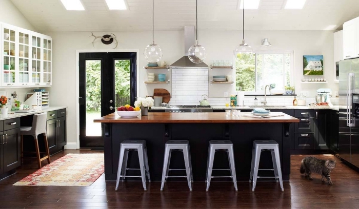 idée couleur noir mat pour changer les facades d'une cuisine, aménagement cuisine bois et blanc avec meubles noir