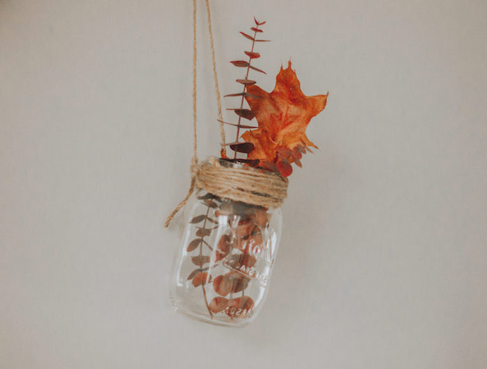 décoration automne a faire soi meme avec pot en verre recyclé suspendu à ficelle avec des feuille d arbre et branche d arbre séchée