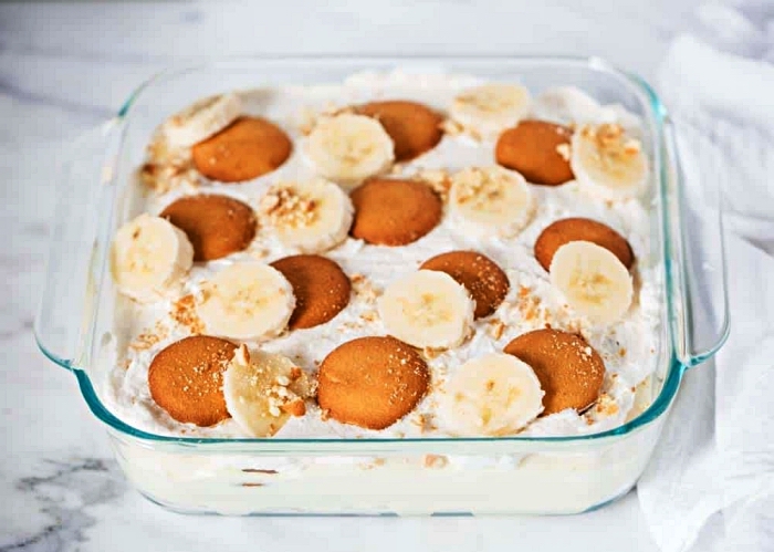 pudding à la vanille et à la banane avec sablés au beurre, dessert facile a faire sans four
