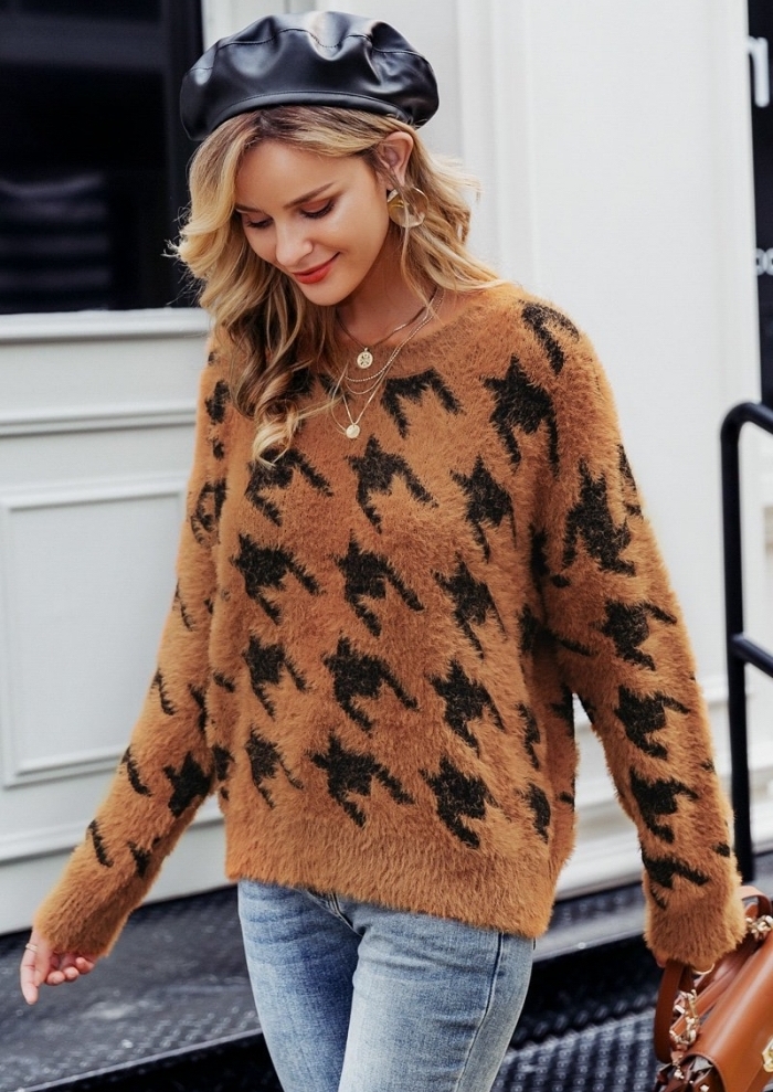 pull-marron-aux-imprimés-noirs-pied-de-poule-motif-jeans-clairs-slim-femme-sac-à-main-cuir-marron-béret-cuir-noir idée tenue tendance automne 2019 femme avec pull over marron à imprimé pied de poule, style casual chic avec jeans et béret
