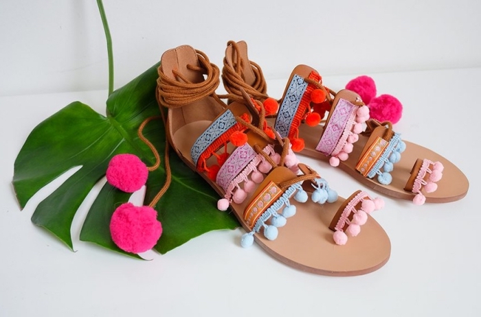 modèles de sandales marron avec lacets décorées de mini-bordure à pompons colorés, idée créative facile et rapide
