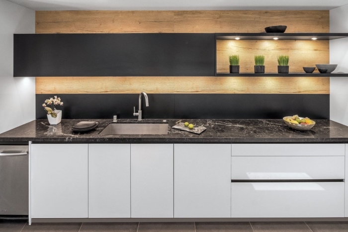 décoration cuisine blanc et bois avec accents en noir mat, idée meuble haut cuisine en noir mat avec éclairage led intégré