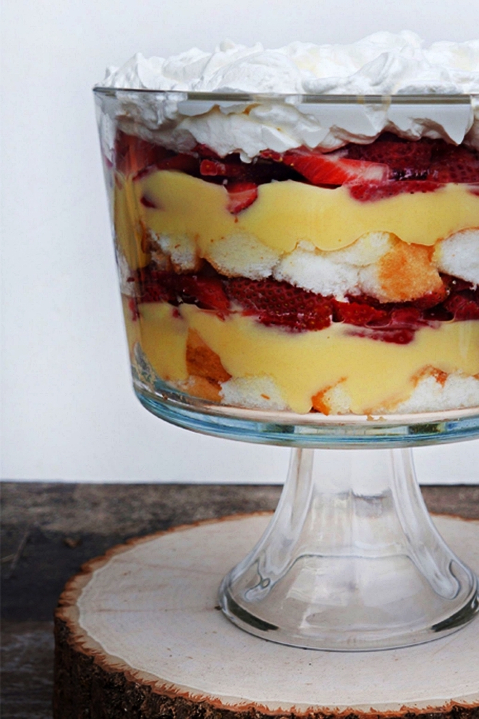 recette de trifle gourmand aux fraises, morceaux de gâteau éponge et pudding vanille, dessert facile a faire sans cuisson