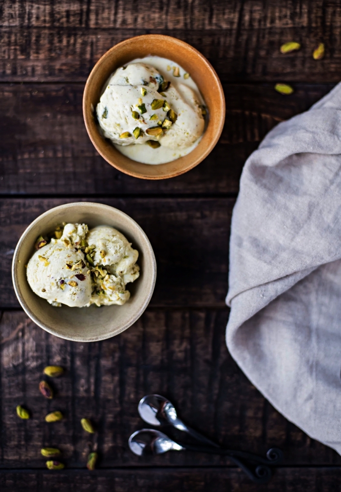 recette de glace maison aux pistaches réalisée sans sorbetière, dessert d'été glacé à faire soi même