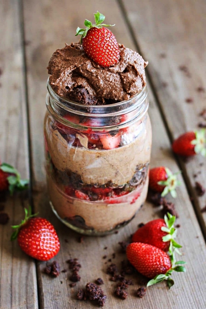 recette vegan de mousse au chocolat et aux fraises en bocal, idée de petit dessert d'été en bocal, dessert facile et rapide sans cuisson