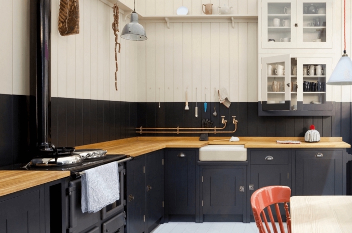 quelle couleur pour changer les facades d'une cuisine, idée cuisine en l avec plan de travail bois et meubles bas noir mat