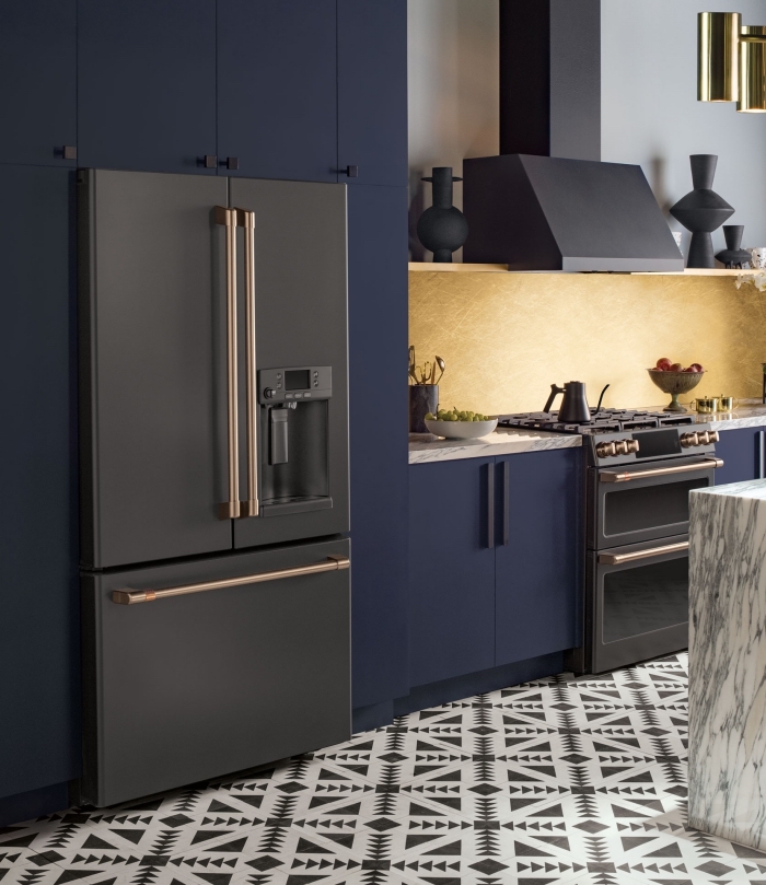 modèle de cuisine blanche et noire avec armoires en bleu mate et crédence sablée, aménagement cuisine linéaire avec îlot