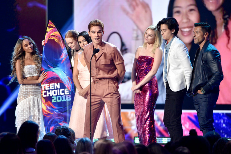 La 21e cérémonie des Teen Choice Awards 2019, Rivedale cast les acteurs qui ont reçu la planche de surf pour leur tv serie 