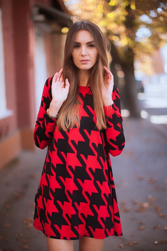 mode femme automne 2019, modèle de robe pied de poule loose à gros motifs en noir et rouge avec manches