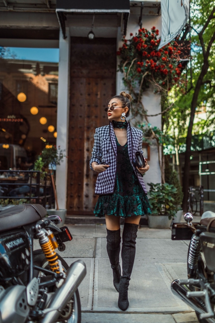 robe-velours-vert-décolleté-en-v-chocker-blazer-veste-pied-de-poule-femme-mode-notjessfashion-cuissardes-noires comment porter le pied de poule motif, tenue chic femme en robe courte combinée avec blazer et bottes genou