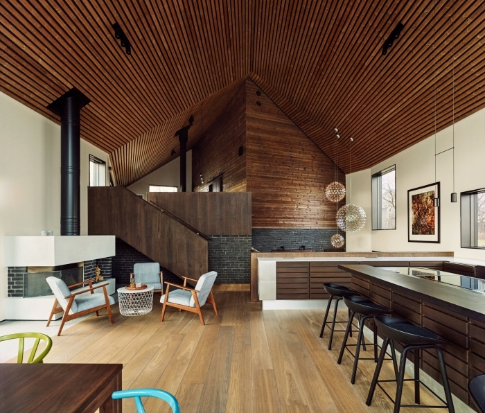 idée comment habiller un mur dans un salon, design intérieur moderne avec revêtement en différentes essences de bois