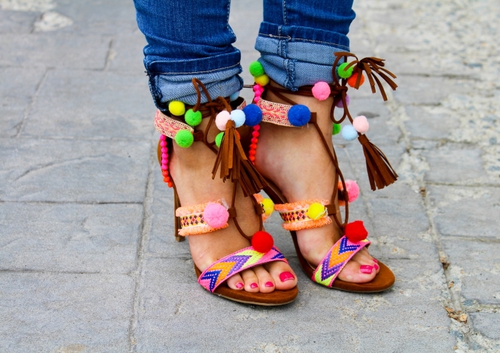 décoration sandales à talon avec mini pompons, idée accessoire mode femme à personnaliser soi-même facile