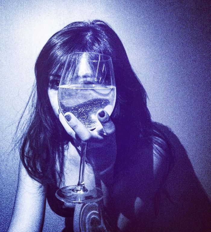 Visage de femme avec verre d'eau, dessin au stylo bleu, dessin photoréaliste, comment dessiner de façon réaliste