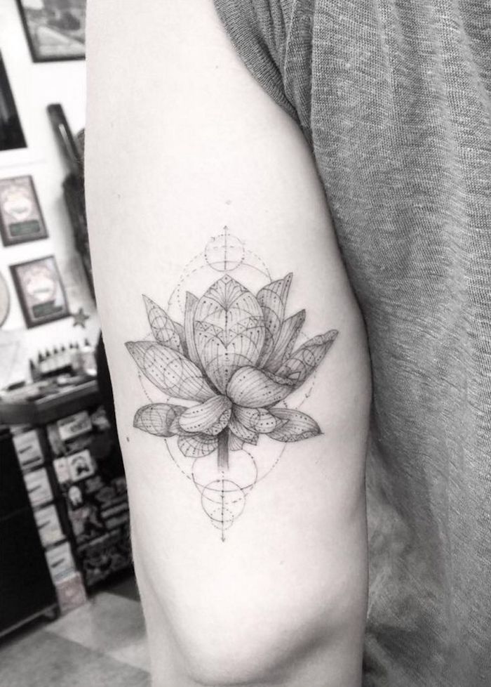 Belle fleur réaliste avec géométriques motifs tatouage epaule, tatouage symbolique fleur de lotus,