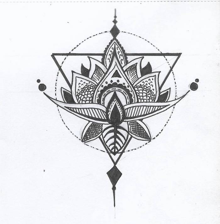 Cercle et triangle avec fleur au milieu tatouage original, modele tatouage femme fleur lotus
