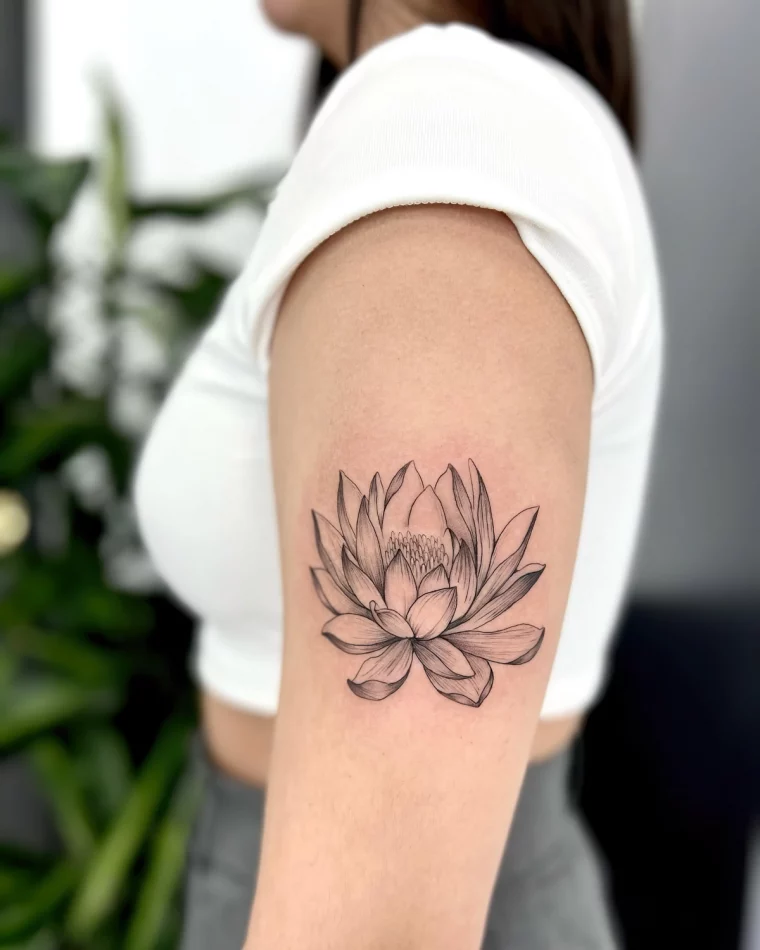 t shirt blanc jeans gris femme cheveux tatouage fleur de lotus realiste