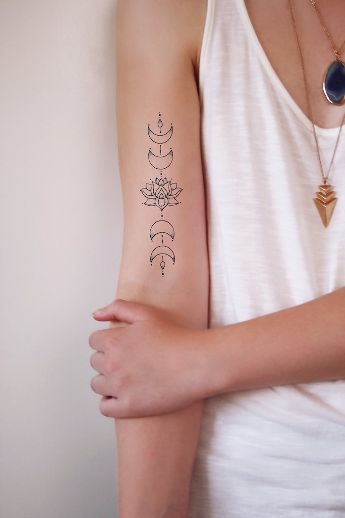 Tatouage avant bras femme, image tatouage thailandais, signification fleur de lotus et lune 