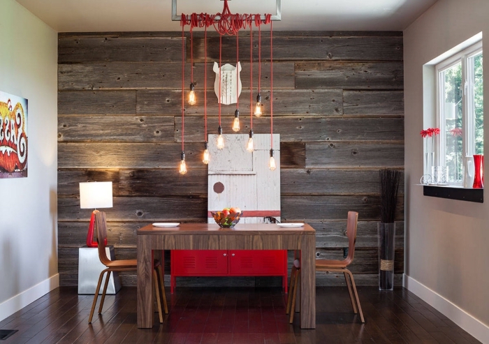 design intérieur moderne avec accents de style rustique, décoration salle à manger avec meubles de bois foncé et pan de mur en planche bois brut