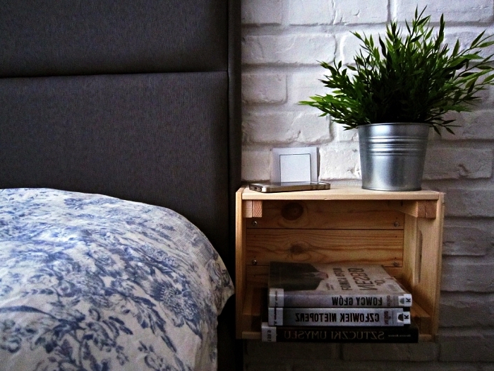detournement meuble ikea pour la chambre à coucher, une caisse ikea knagglig détournée en table de chevet 