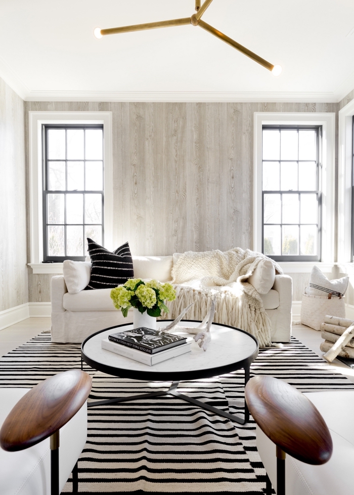 décoration salon cozy avec plafond et plancher blancs, deco mur en bois planche gris clair, tapis rayures blanc et noir