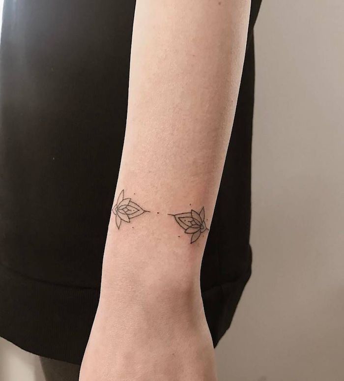 Bracelet tatouage fleur de lotus deux cotés, souligner sa beauté féminine avec un tatouage de fleur 