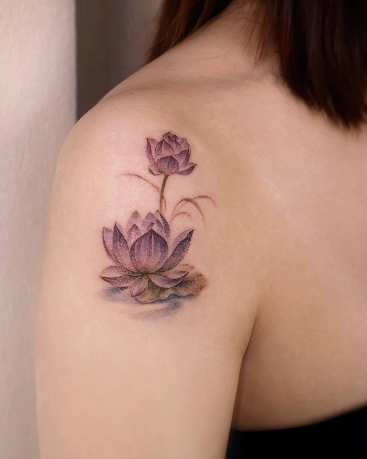 tatouage en couleur motifs plante fleur lotus tige petales reflets eau