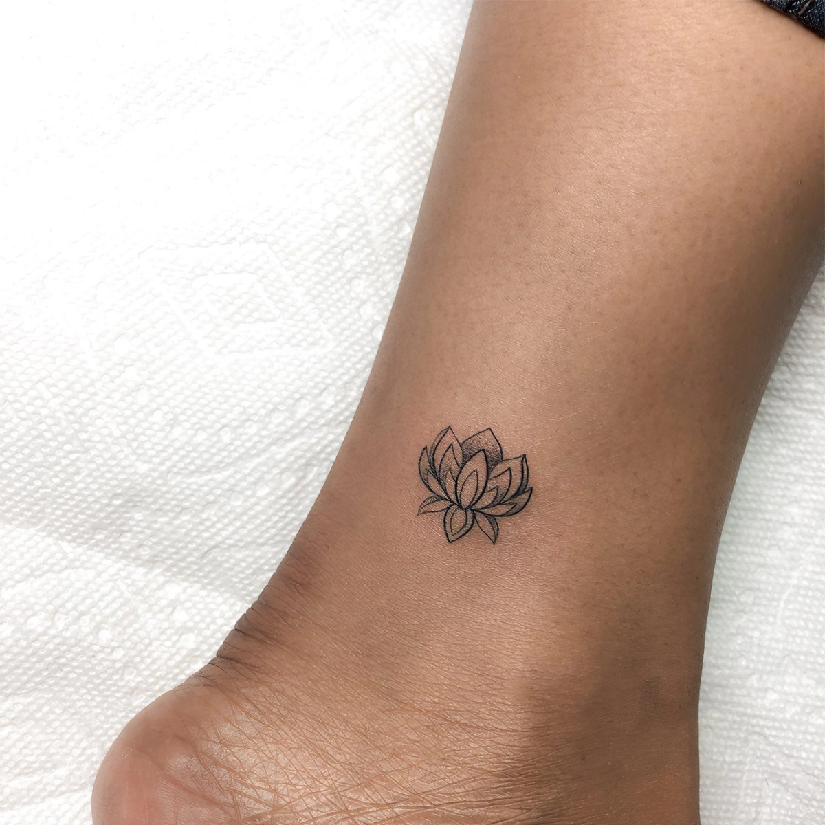 tatouage fleur de lotus cheville petit dessin plante petales