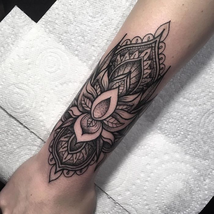 Belle idée de tatouage fleur semi manchette, comment se tatouer, idée premier tatouage noir encre, beau motif tatouage 